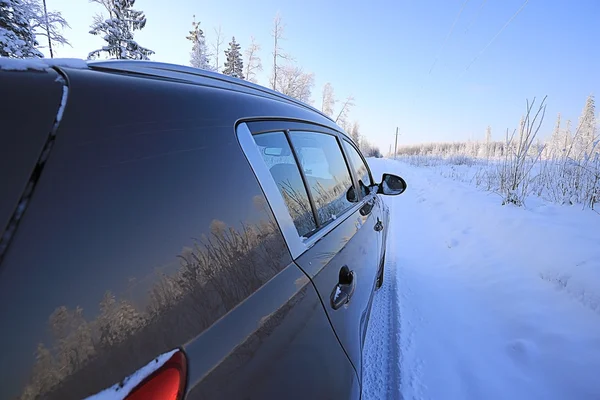 Strada invernale e finestrino auto — Foto Stock