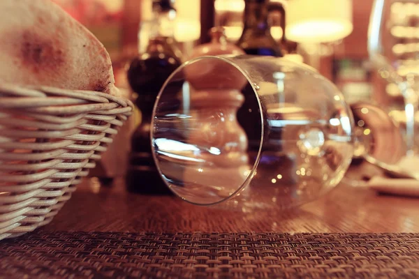 Louça de vidro no interior do restaurante — Fotografia de Stock