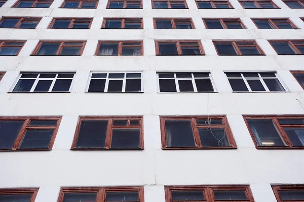 Окна в промышленном здании — стоковое фото