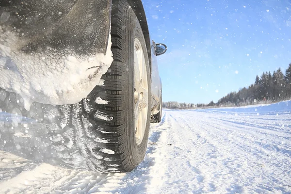 Route d'hiver et fenêtre de voiture — Photo