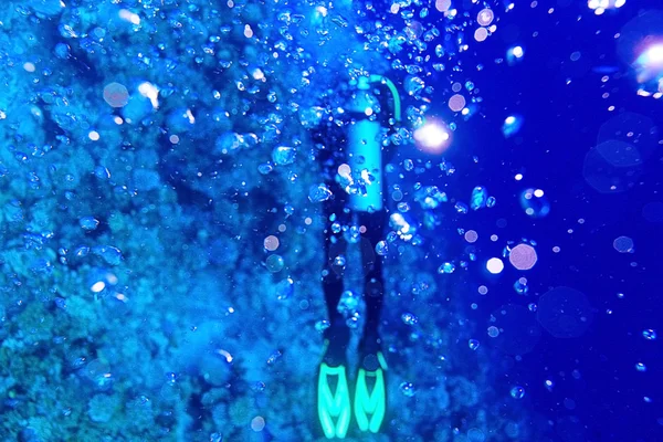 Один ныряльщик под водой — стоковое фото