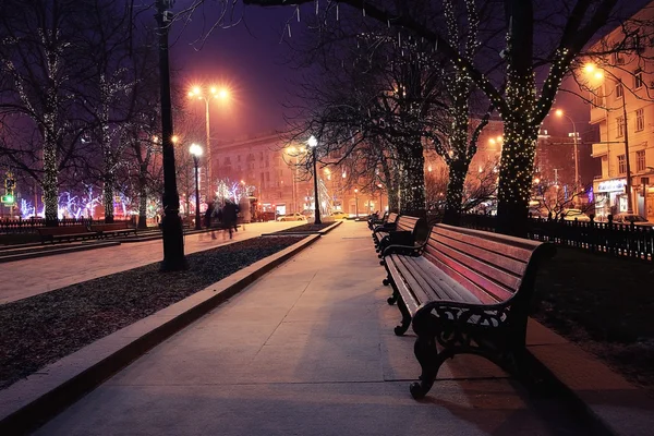 Винтажная городская ретро-скамейка — стоковое фото