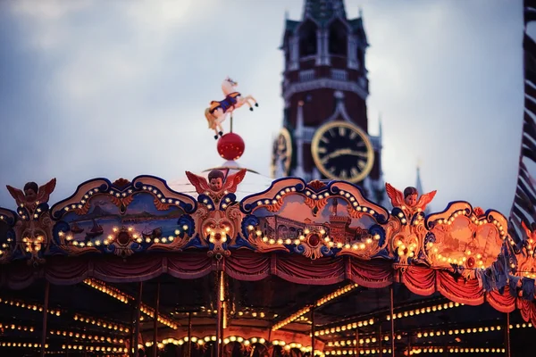 Traditionele carrousel in stad — Stockfoto