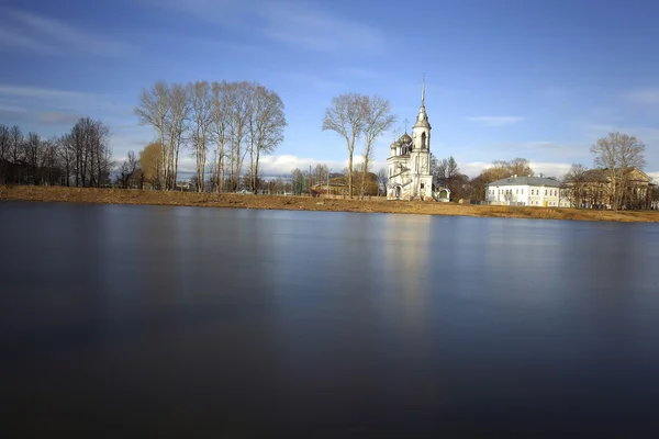 Православна церква і річка — стокове фото