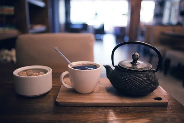 Tetera y taza de té en un café —  Fotos de Stock