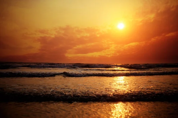 Puesta de sol en el mar en verano — Foto de Stock