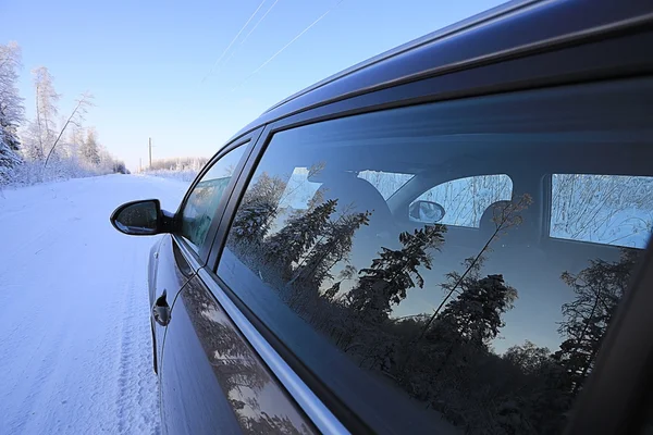 Strada invernale e finestrino auto — Foto Stock