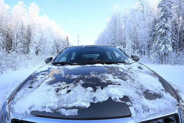 Kış yol ve araba penceresi — Stok fotoğraf