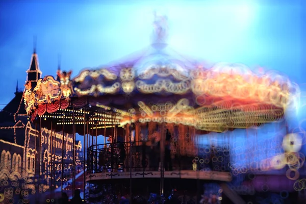 Traditionele carrousel in stad — Stockfoto