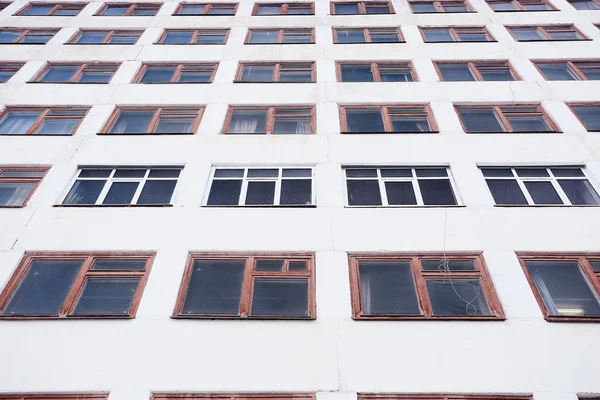 Windows in een industrieel gebouw — Stockfoto