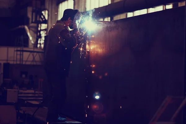 Soldador trabajando en la fábrica — Foto de Stock