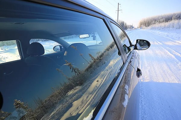 Carretera de invierno y ventana del coche —  Fotos de Stock