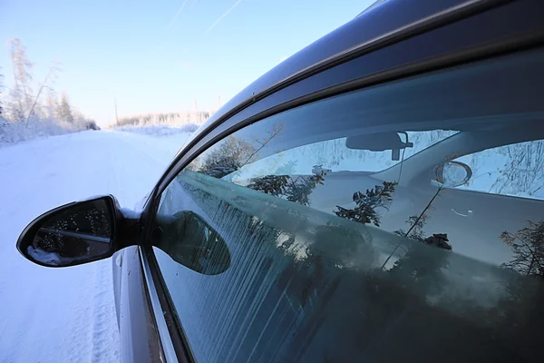 Carretera de invierno y ventana del coche —  Fotos de Stock