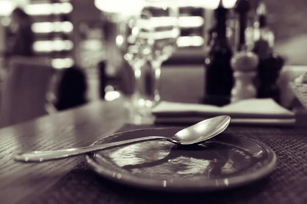 Посуд в інтер'єрі ресторану — стокове фото