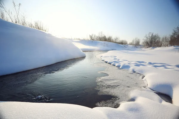 Marsch auf den Bachschnee — Stockfoto