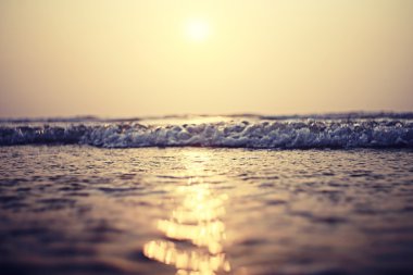 gün batımında denizde yaz 