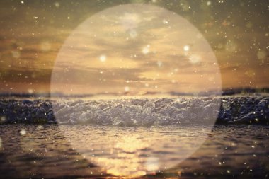 denizin üzerinde arka plan günbatımı