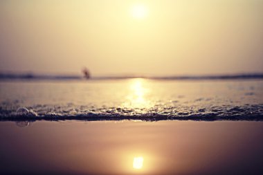 gün batımında denizde yaz 