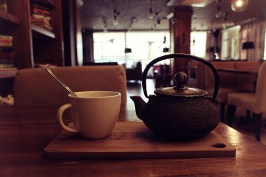 Bir kafede çaydanlık ve çay.