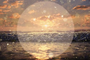 denizin üzerinde arka plan günbatımı