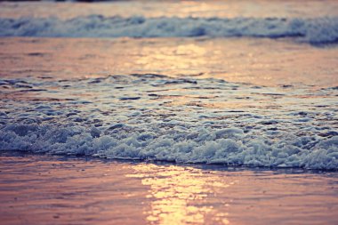 gün batımında denizde yaz 