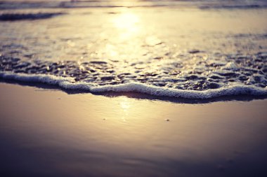 gün batımında denizde yaz 