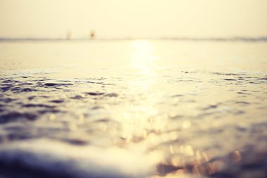 gün batımında denizde yaz 