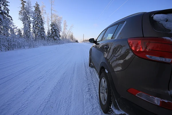 Vintern vägen och bilen fönster — Stockfoto
