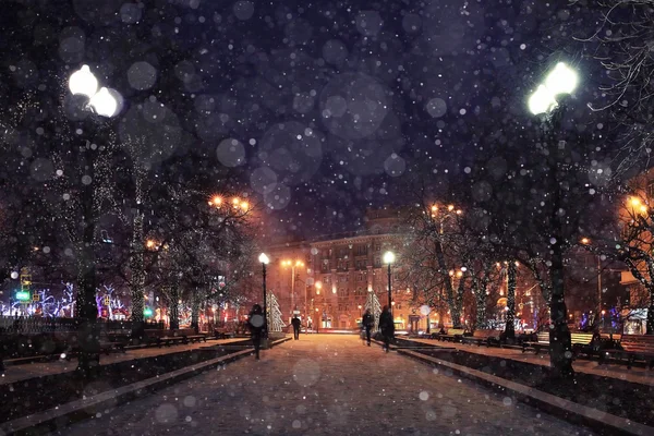 Paesaggio invernale notturno nel vicolo — Foto Stock