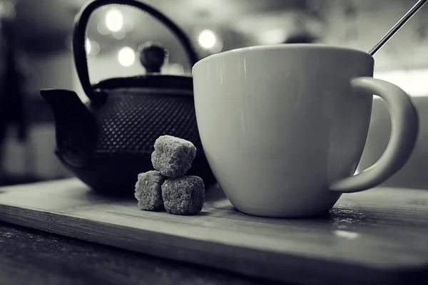 Чайник и чашка чая в кафе — стоковое фото