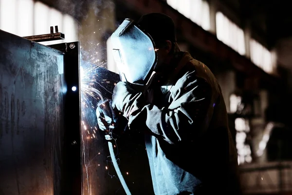 Welder working at the factory — Stock Photo, Image