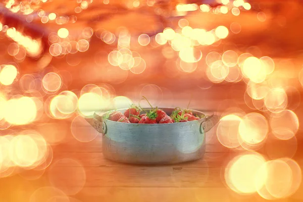Skål med jordgubbar på bakgrund — Stockfoto