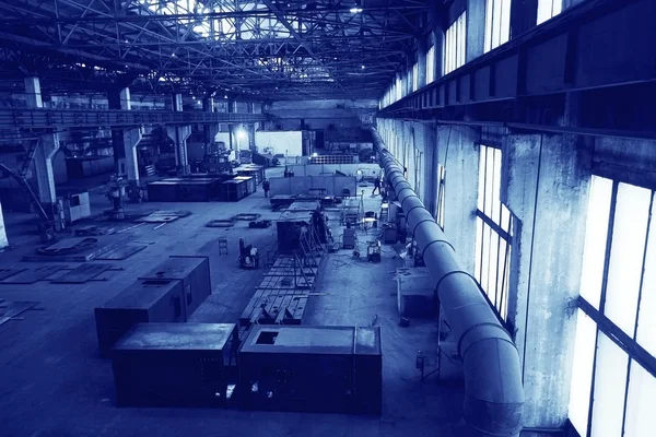 Промисловий завод на фоні — стокове фото