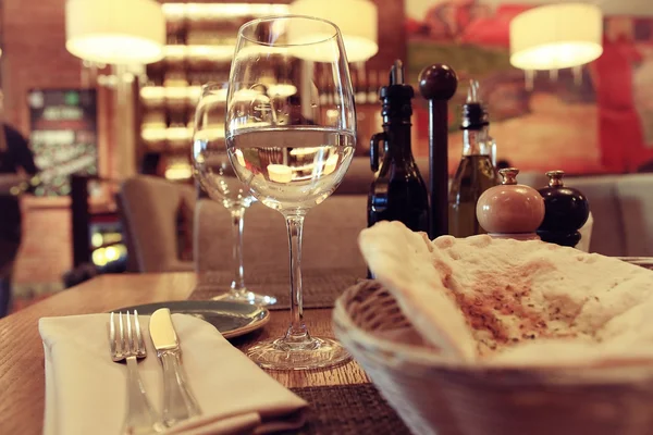 Glaswerk in het interieur van het restaurant — Stockfoto