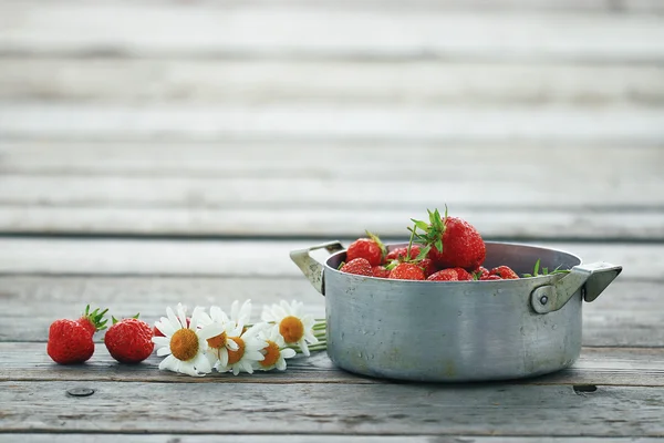 Skål med jordgubbar på bakgrund — Stockfoto