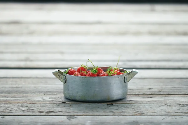 Schüssel mit Erdbeeren auf dem Hintergrund — Stockfoto
