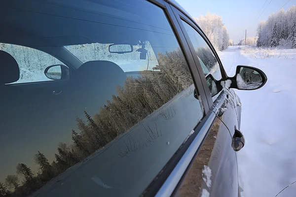 Carretera de invierno y ventana del coche — Foto de Stock