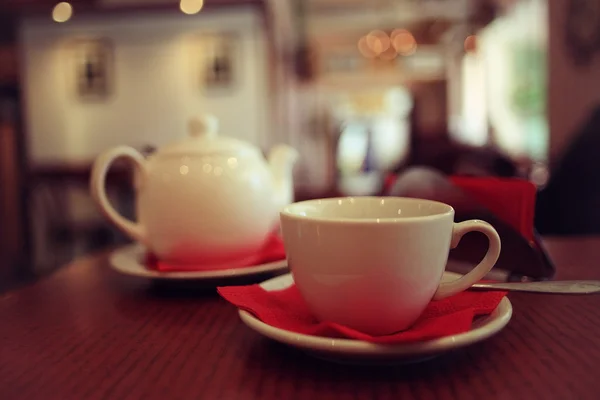 Tetera y taza de té en un café — Foto de Stock