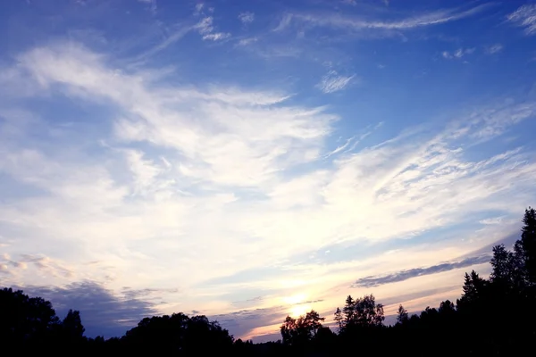 Blauwe lucht achtergrond — Stockfoto