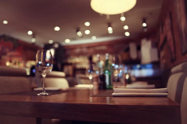 Artículos de vidrio en el interior del restaurante — Foto de Stock