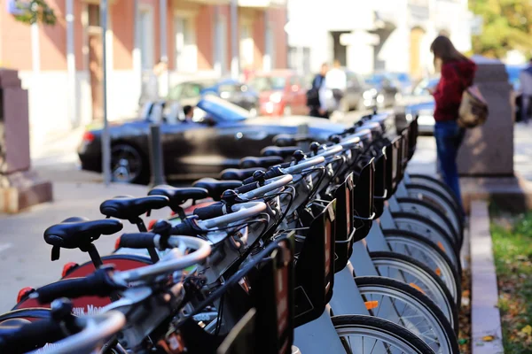 Fahrradabstellplätze in der Stadt — Stockfoto