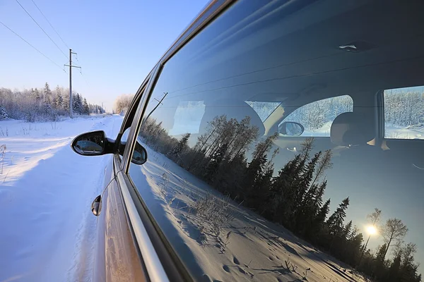 Strada invernale e finestrino auto — Foto Stock
