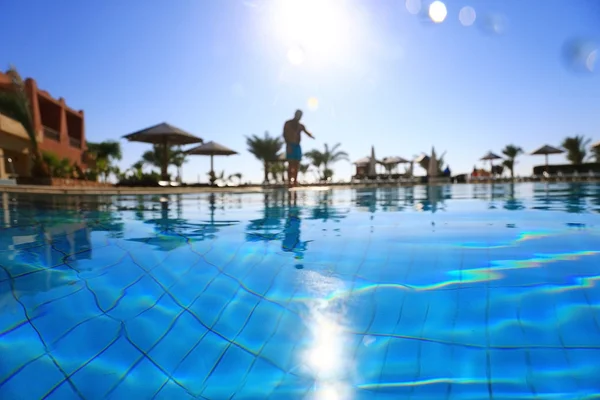 Hotelový resort bazén — Stock fotografie