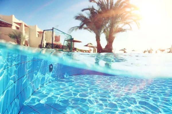 Zwembad van het resort hotel — Stockfoto