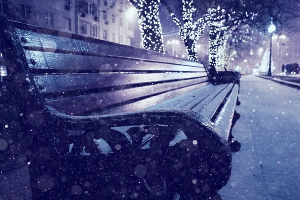 Винтажная городская ретро-скамейка — стоковое фото