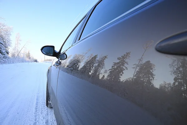 Carretera de invierno y ventana del coche — Foto de Stock