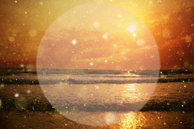 denizin üzerinde arka plan günbatımı