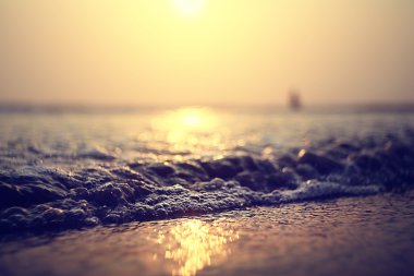 gün batımında denizde yaz 