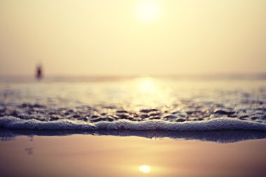 gün batımında denizde yaz 