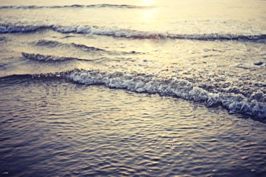 gün batımında denizde yaz 